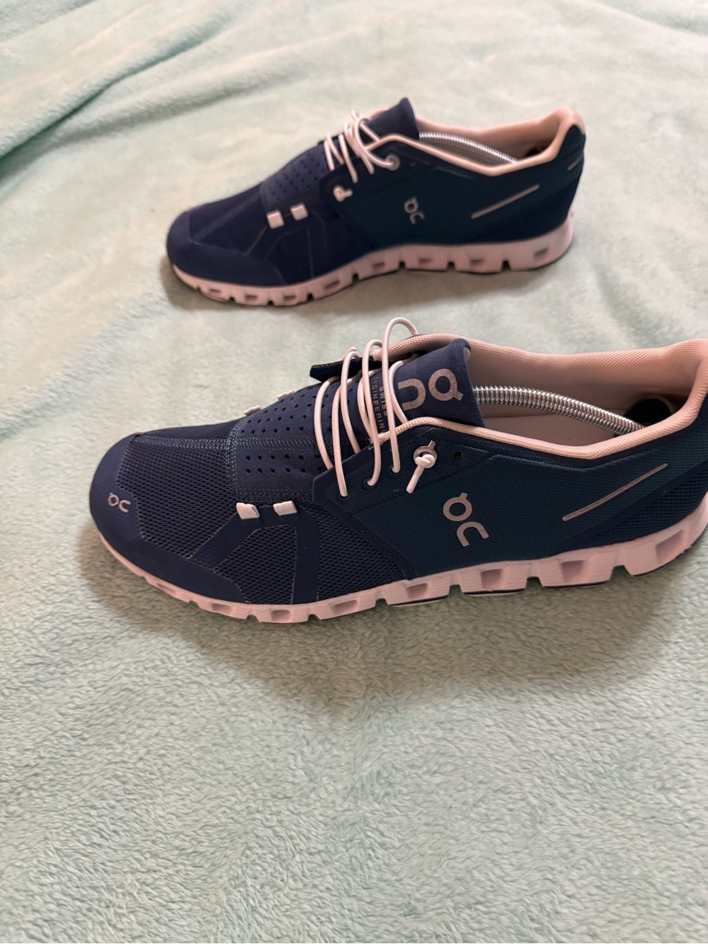 On Cloud 6 Women's Sneaker in Navy and white - women’s size 11 - Picture 4 of 11